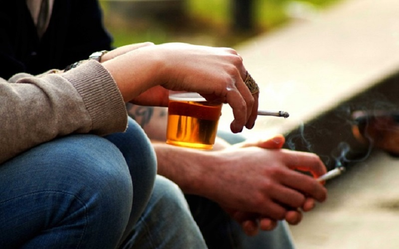 Rượu bia, thuốc lá ảnh hưởng Testosterone và Estrogen